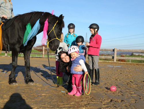 Miriam mit Kind und Pferd