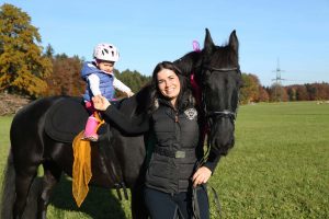 Miriam mit Tochter und Pferd