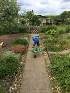 Kind im Garten
